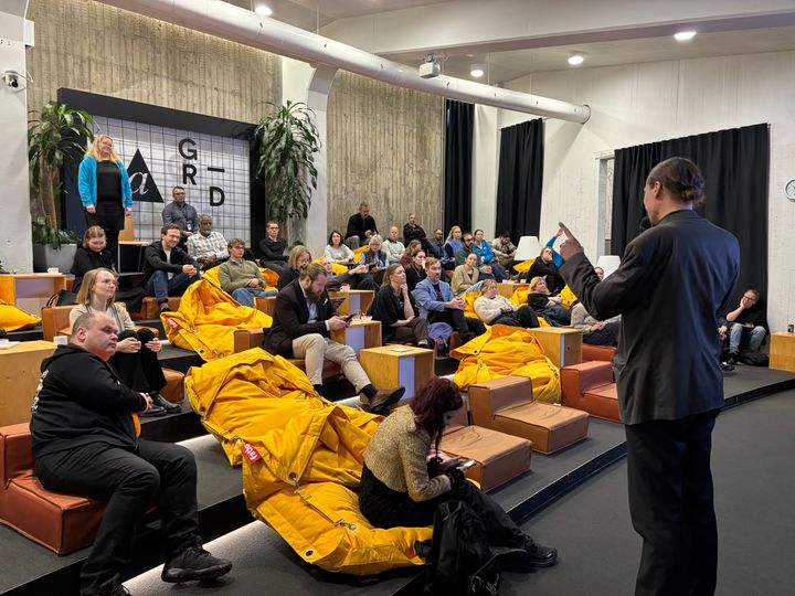 Espoon startup-selvityksen julkistustilaisuus. Henkilö puhuu joukolle kuulijoita.