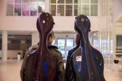 Kaksi sellistiä takaa kuvattuna sellokotelot selässä.