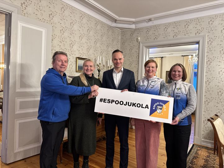 Kuvassa ovat vasemmalta oikealle Espoon liikuntajohtaja Martti Merra, elinvoimajohtaja Mervi Heinaro, kaupunginjohtaja Kai Mykkänen sekä Espoon Suunnan Riina Korjamo sekä Sanna Tervakangas.