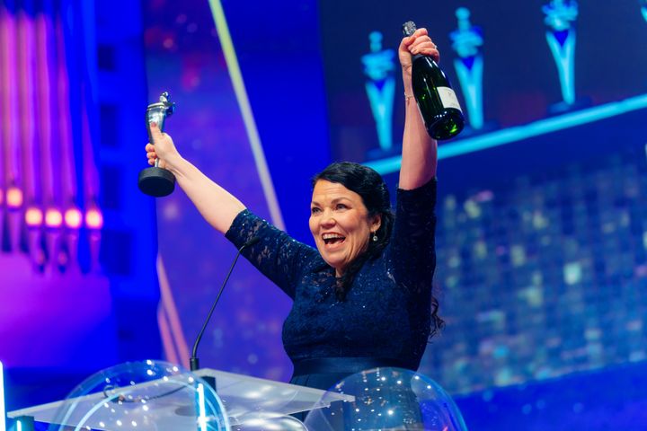 Espoo Cateringin Tytti Saari juhlii lavalla Ammattikeittiön päällikkö -sarjan voittoa PRO-gaalassa 2026.