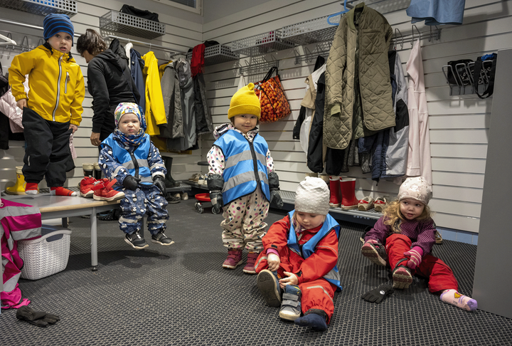 Lapsia päiväkodin eteisessä pukeutumassa uloslähtöä varten.