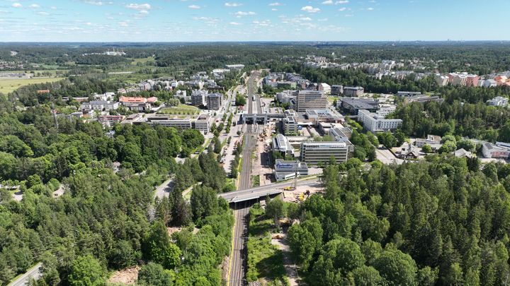 Längs tågspåren, bland träden, ligger ett tätt bebyggt stadscentrum.
