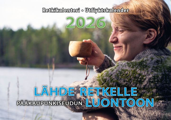 Kvinna sitter vid en sjö och håller i en träkopp. Texten säger "Utflyktskalender 2026. Lähde retkelle pääkaupunkiseudun luontoon."