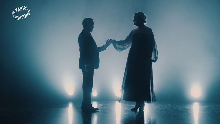 Tanssiparin silhuetit valoa vasten.