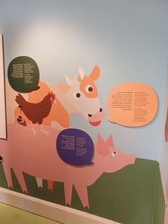 Sika, lehmä ja kana kesäissessä piirroskuvassa juutelemassa keskenään.