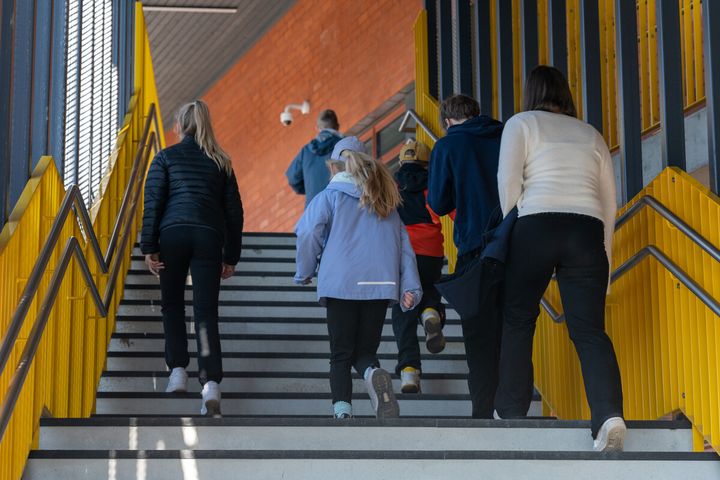 Elever påväg in i en skolbyggnad. Bildsättningsbild.