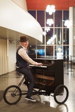 Fillaripianisti katsoo kameraan.