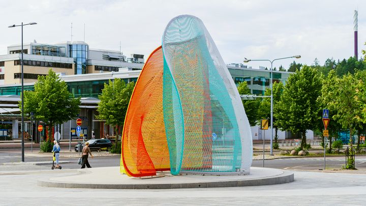 Vaakunatorilla Espoossa sijaitseva värikäs taideteos.