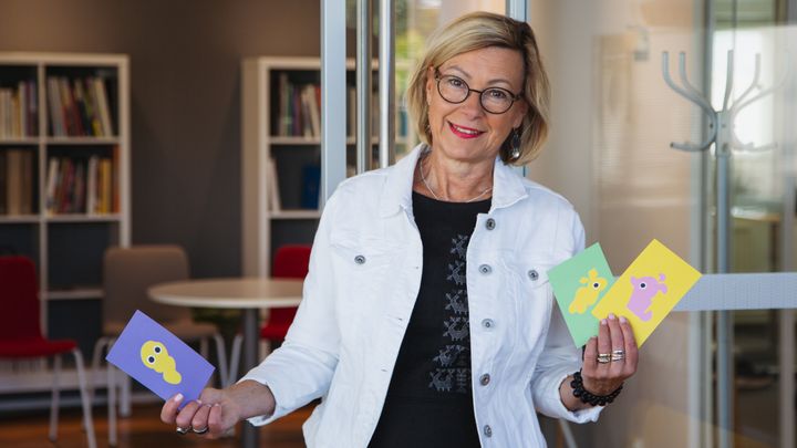 Espoon%20kulttuurijohtaja%20pit%E4%E4%20k%E4dess%E4%E4n%20lapsiperheiden%20infokortteja.