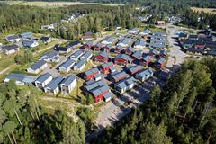 Ilmakuva, jossa näkyy pientaloja, puita, teitä ja peltoja.