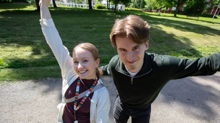Kaksi henkilöä ulkona puistossa.