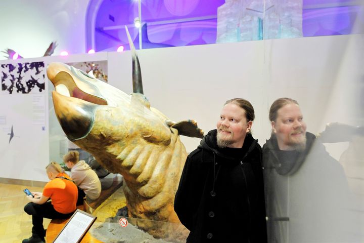 Kuvassa vuoden 2024 tiedetoimittaja Niko Kettunen.