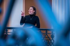 Kuvass vuoden 2024 tiedeviestintäpalkinnolla palkittu Menneisyyden jäljillä -podcastin toimittaja Lotta Vuorio.