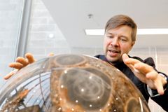 Helsingin yliopiston viestinnän asiantuntija Juha Merimaa on Suomen tiedetoimittajain liiton palkitsema Vuoden 2026 tiedetoimittaja. Hänet kiitetään paitsi osaamisesta, myös innostuksesta, jolla hän maailmaa katselee ja työtään tekee.