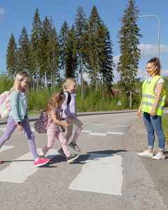 MLL:n vapaaehtoiset turvaavat koululaisten matkaa koulujen aloituspäivänä sadoilla kouluilla.