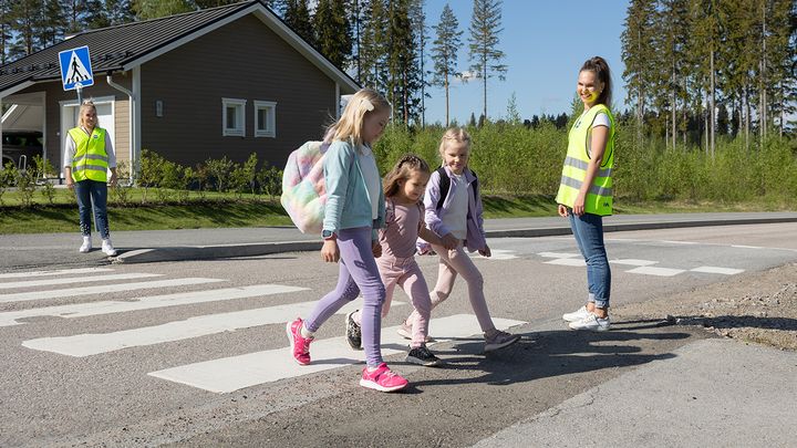 MLL:n vapaaehtoiset turvaavat koululaisten matkaa koulujen aloituspäivänä sadoilla kouluilla.