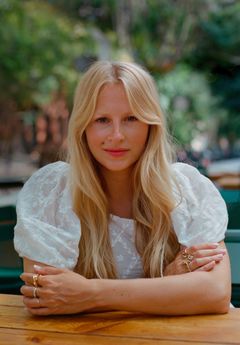 Kirjailija Coco Mellors