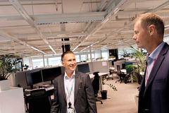 Juha Kiviniemi ja Tomi Repo keskustelevat Sitowisen Espoon toimistolla.