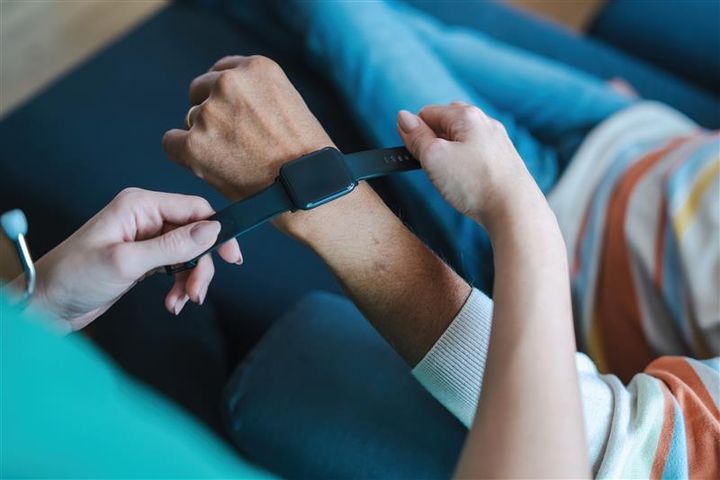 Tekniset apuvälineet mahdollistavat turvallisen kotona asumisen pidempään.