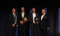 Vuoden sähköurakoitsijan palkinnon jakoivat Miikka ja Petri Tammistolle STUL ry:n Marko Utriainen (vasemmalla) ja Jarmo Töyräs (oikealla).