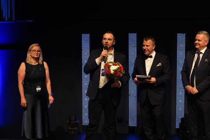 Sähköistysalan edistämispalkinnon jakoivat Ville Alavalle Sähköalan koulutus- ja tutkimussäätiön asiamies ja Sähkö- ja teleurakoitsijat STUL ry:n juristi Inka-Liisa Ahokas, STUL ry:n puheenjohtaja Jarmo Töyräs ja toimitusjohtaja Marko Utriainen.