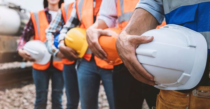 Puhdas siirtymä tarvitsee sähköasentajia, mutta ala kamppailee jo nyt osaajapulan kanssa.