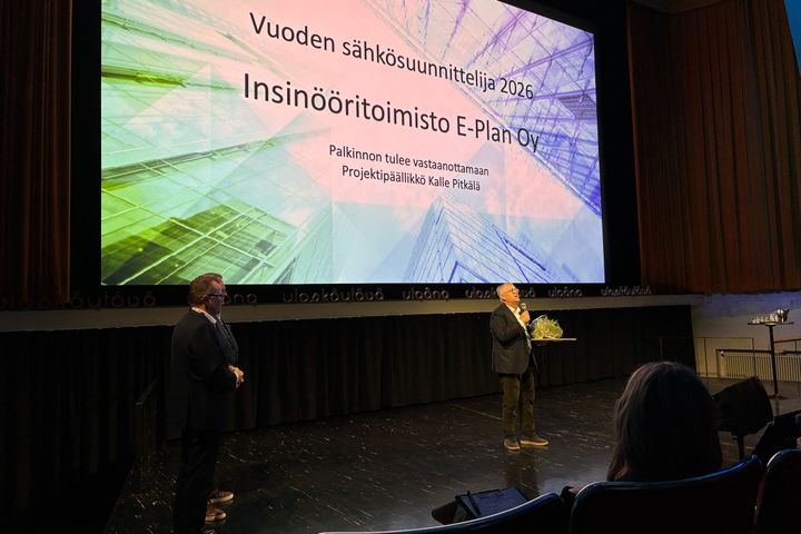 Vuoden sähkösuunnittelija -palkinto jaettiin Talotekniikka NEXT -tapahtumassa Helsingissä 10.9.2026. Palkinnon jakoivat Sähkö- ja teleurakoitsijat STUL ry:n toimitusjohtaja Marko Utriainen ja Kiinteistönomistajat ja rakennuttajat Rakli ry:n toimitusjohtaja Jyrki Laurikainen.