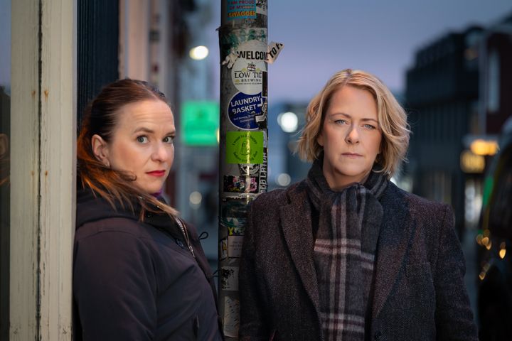 Kirjailijat Satu Rämö ja Lilja Sigurdardóttir Reykjavikin ytimessä.
