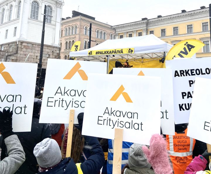 Akavan Erityisalat osallistui keväällä 2022 jäsenyhdistyksineen kunta-alan Palkkapäivä-mielenilmaukseen. Kuva: Anni Haaparanta.