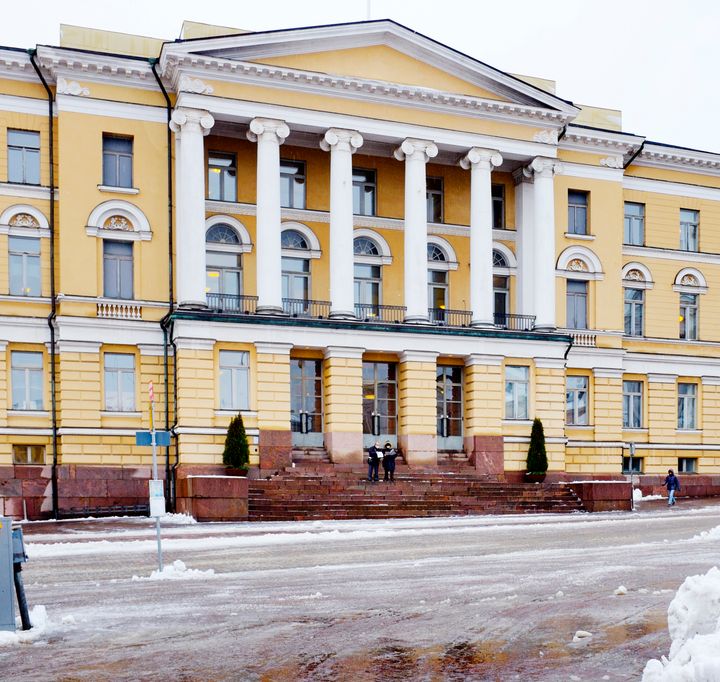 Suomi tarvitsee monialaista sivistystä menestyäkseen. Kuva Helsingin yliopiston päärakennuksesta.