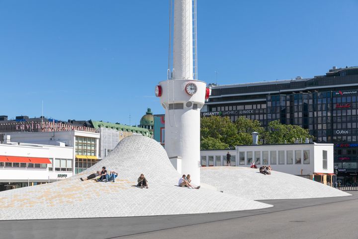 Maanalaisen Amos Rexin kupolit ovat näkyvä maamerkki Helsingin kaupunkikuvassa. Museon omistaa Föreningen Konstsamfundet. (Kuva: iStock.com/Ilari Nackel)
