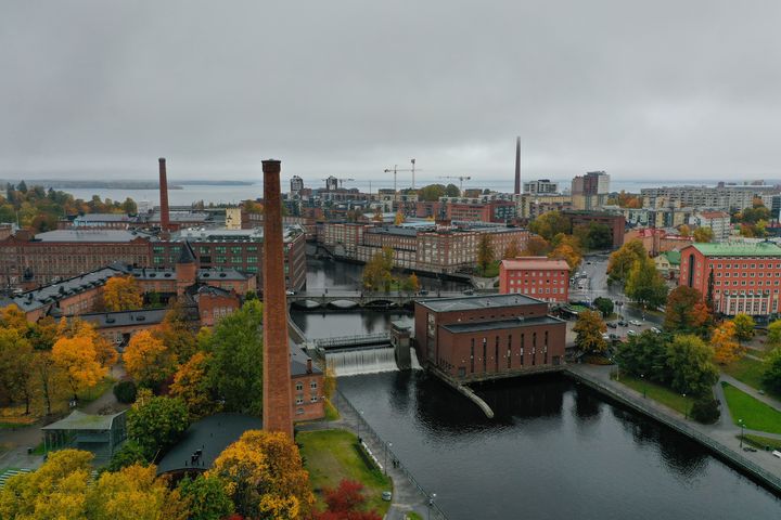Rajut hallinnon leikkaukset näkyvät kuntalaisten palveluissa. Kuvassa Tamperetta ( iStock/alexsl).