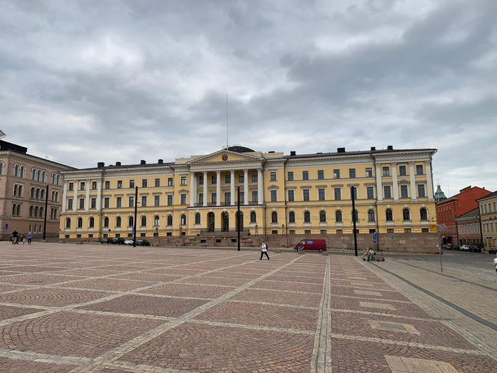 Valtioneuvoston uuden, keskitetyn viestintäosaston on määrä aloittaa 1.7.2026. Kuvassa valtioneuvoston linna Senaatintorilla. Kuva: Istock/Colin Thompson.