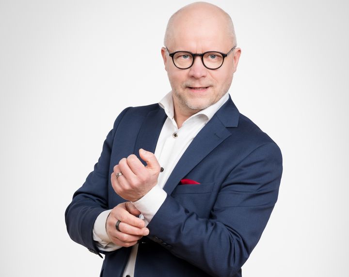 Luovutko mieluummin hyvinvointivaltiosta vai kääritäänkö hihat, kysyy Aki Kangasharju kirjassaan.