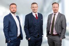 Tutkimuksen ovat laatineet (vas.) Etlan tutkija Olli-Pekka Kuusela sekä tutkimusjohtajat Jyrki Ali-Yrkkö ja Tero Kuusi.
