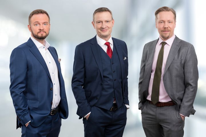 Tutkimuksen ovat laatineet (vas.) Etlan tutkija Olli-Pekka Kuusela sekä tutkimusjohtajat Jyrki Ali-Yrkkö ja Tero Kuusi.