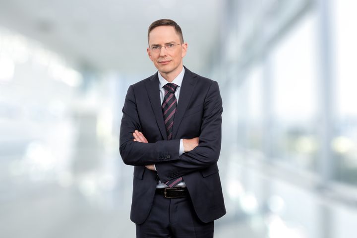 Yleisesti ottaen nelipäiväisellä työviikolla ei voi olla niin suuria tuottavuusvaikutuksia, että neljässä päivässä saataisiin aikaan sama tuotos kuin viidessä. Tuottavuuden pitäisi nousta 25 prosenttia eikä akateemisesta tuottavuuskirjallisuudesta löydy mitään esimerkkejä toimenpiteistä, joilla tuottavuutta voitaisiin nostaa näin merkittävästi, kirjoittaa Etlan Antti Kauhanen.