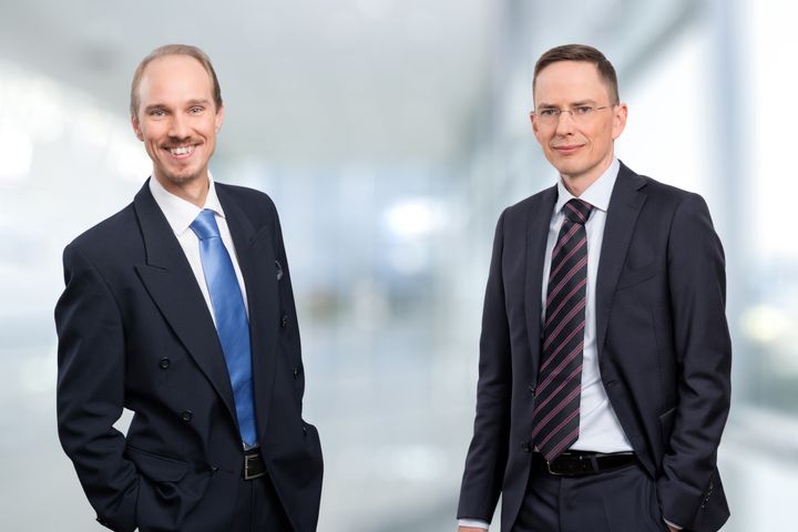 Etlan tutkimuspäällikkö Olli Ropposen (vas.) ja Etlan tutkimusjohtaja Antti Kauhasen mukaan Suomi tarvitsee talous- ja työvoimapolitiikan näkökulmasta ratkaisuja, jotka lyhyellä aikavälillä houkuttelevat ulkomaalaisia osaajia maahan sekä pitkällä aikavälillä myös sitouttavat heitä. Laajennettu ja ennustettava verohuojennusjärjestelmä voi olla yksi avainkeino osaajien houkuttelemiseksi.