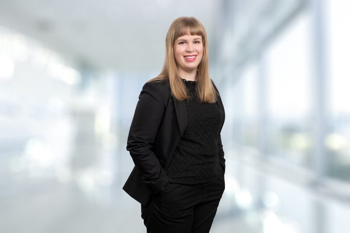 Kelpoisten opettajien osuus on laskenut kaikissa Suomen maakunnissa, joskin kehityksessä on vahvasti alueellisia eroja. Monilla alueilla muutos on ollut maltillinen, mutta Uudellamaalla ja Lapissa pätevyyden saaneiden opettajien osuus on laskenut selvästi muita enemmän, huomauttaa tutkimuksen tehnyt Etlan vanhempi tutkija, KTT Aino Kalmbach.