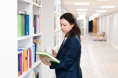 Tiedon leviäminen ei automaattisesti vähennä päästöjä, vaan lopputulos riippuu siitä, kuinka aktiivisesti toimiala sekä yritys itse investoivat t&k-toimintaan, huomauttaa Etlan tutkimuspäällikkö, MMT Natalia Kuosmanen.