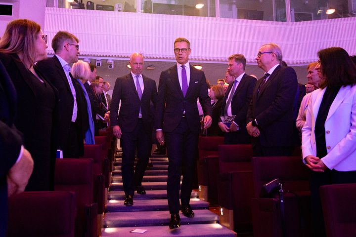 Etlan juhlaseminaarissa Suomen tulevaisuutta luotsattiin niin tasavallan presidentin kanssa kuin asiantuntijoiden paneelikeskustelussakin. Etlan hallituksen puheenjohtaja Christoph Vitzthum saattaa tasavallan presidentti Alexander Stubbin lavalle.