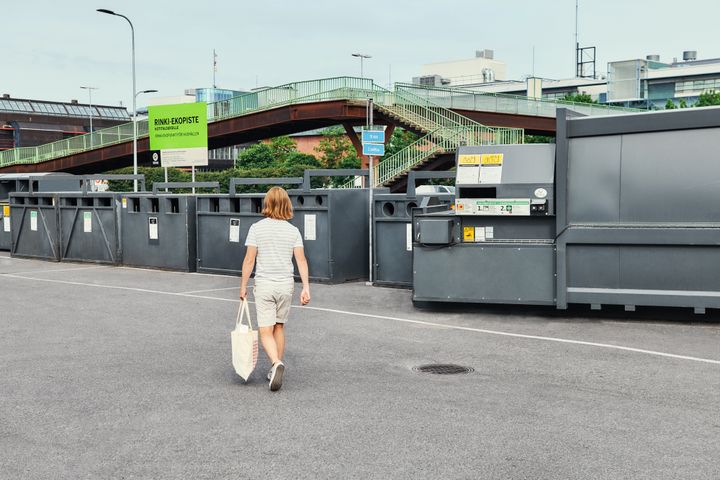 Moni vie pakkausjätteet kierrätettäväksi kauppareissun yhteydessä.