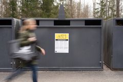 Henkilö Rinki-ekopisteellä.