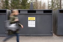 Henkilö Rinki-ekopisteellä.
