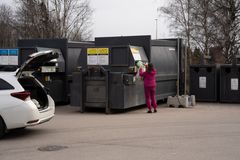 Henkilö Rinki-ekopisteellä.