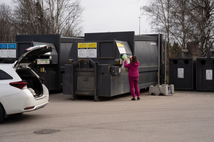 Henkilö Rinki-ekopisteellä.