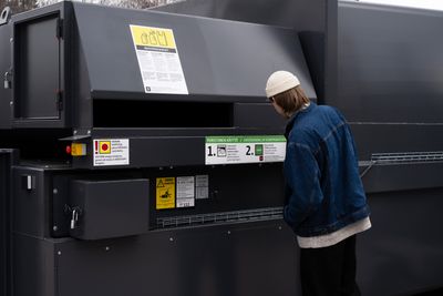 Muovipakkausten puristimen käyttö on helppoa. Ohjeet löydät jutusta.