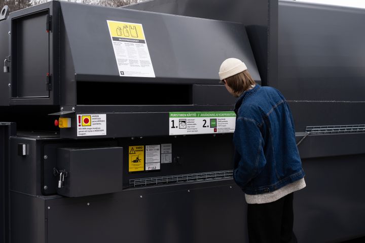 Henkilö Rinki-ekopisteellä.