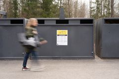 Henkilö Rinki-ekopisteellä.