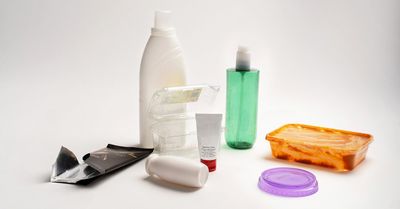 Oikein lajiteltu muovipakkaus on arvokasta raaka-ainetta, josta voidaan valmistaa sekä uusia pakkauksia että monenlaisia tuotteita, esimerkiksi tiskiharjoja, kukkaruukkuja, muovipusseja ja rakennustuotteita.